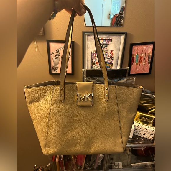 KORS Michael Kors Handbags - DEAL ALERT ‼️‼️ Pre-loved Michael Kors Karlie Tote (Large)